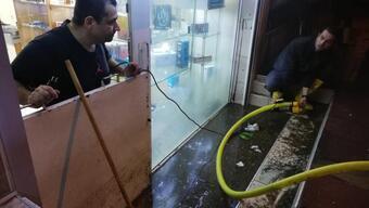 İzmir'de sağanak yağış: Evler, yollar su altında kaldı