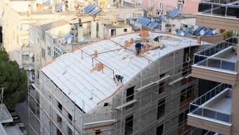 İnşaatın çatısında tehlikeli çalışma