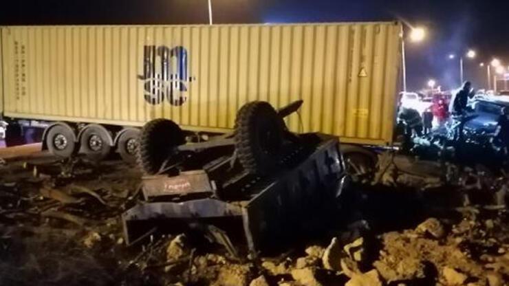 TIR'ın çarptığı traktörün sürücü, aracın altında sıkışarak yaralandı