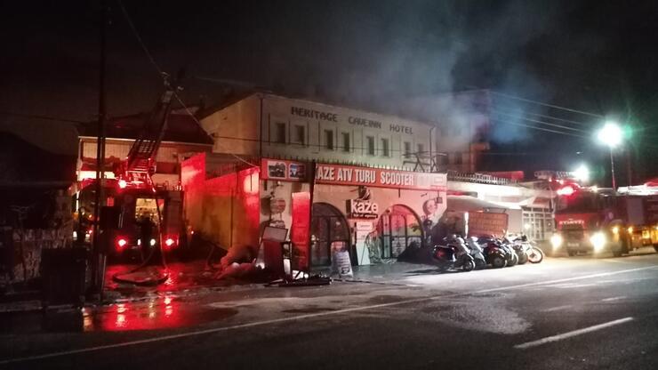 Nevşehir'de, otelin çatısında çıkan yangın korkuttu