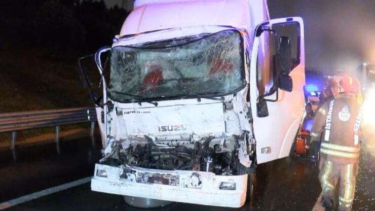 TEM Otoyolu'nda TIR, kargo kamyonuna arkadan çarptı: 1 yaralı