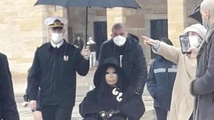 SON DAKİKA: Bülent Ersoy'un Anıtkabir'deki görüntüleri... Üniformalı subayın şemsiye tutmasına inceleme