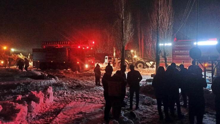 Yüksekova’da çıkan yangında ev küle döndü: 4 yaralı