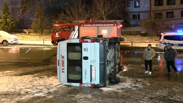 Üsküdar'da servis minibüsü yan yattı 