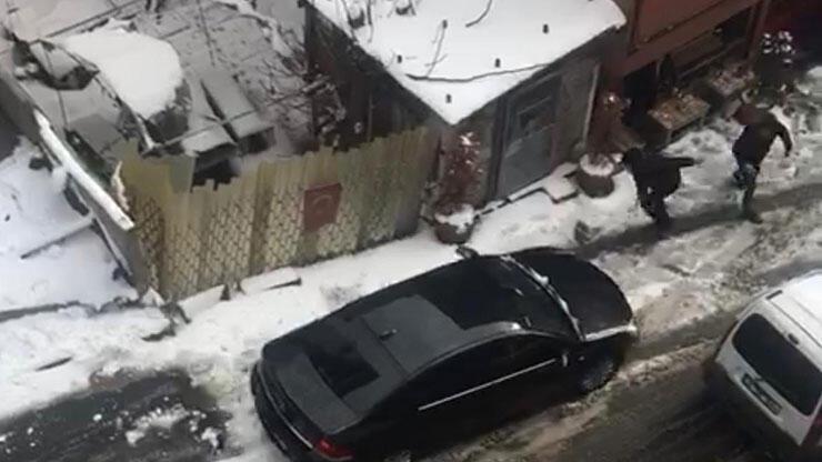 Kar yağışıyla aynı sokakta peş peşe kazalar yaşandı