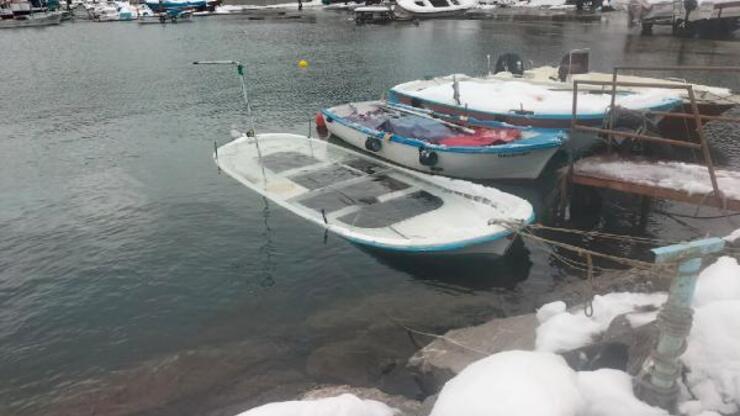 Balıkçı tekneleri biriken karla battı