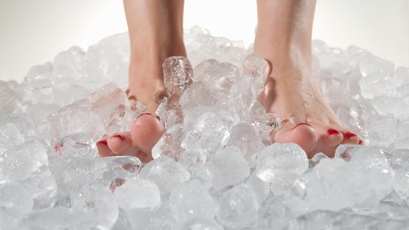 Можно держать ноги в горячей воде. Ноги на льду. Ванна со льдом.