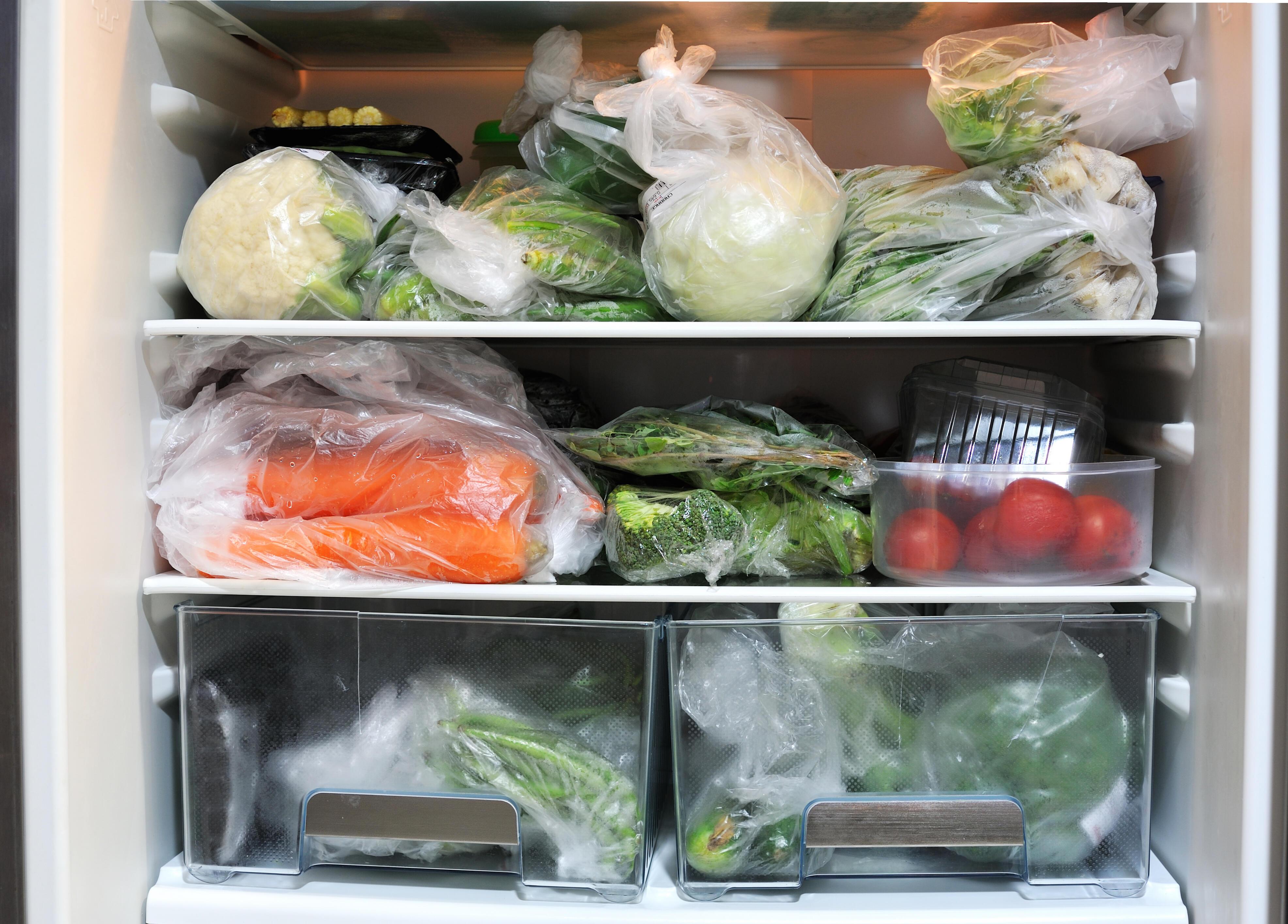 Очищенные овощи хранят. Холодильник с продуктами. Хранение в холодильнике. Пакеты для хранения овощей в холодильнике. Овощи в целлофановом пакете.