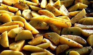 Fırında Elma Dilim Patates Tarifi: Elma Dilim Patates Fırında Nasıl Yapılır? Fırında Nasıl Kaç Derecede Pişer? En Güzel Elma Dilim Patates Yapımı