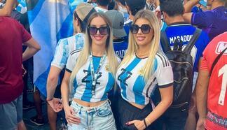 Dünya Kupası finalinde üstsüz görüntülenen iki Arjantinli kadın taraftar Katar'dan kaçtı