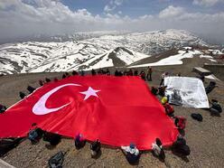 Palandöken'in zirvesine tırmanıp, dev Türk bayrağı açtılar