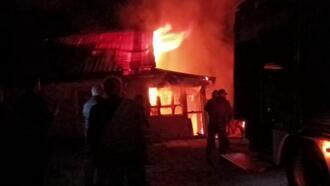 Sakarya'da gece vakti korkutan yangın! Tek katlı ev alev alev yandı