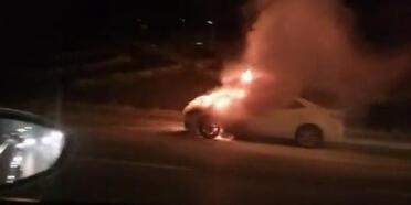 Maltepe'de seyir halindeki otomobil alev alev yandı