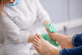 Diyabet hastalarının yüzde 15'inde görülüyor! Ayaklarınızı düzenli kontrol edin, çünkü...