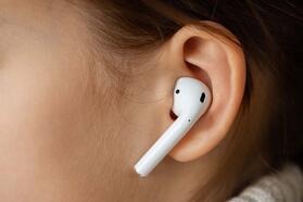 Sürekli ve uzun süreli kulaklık kullanan kişiler dikkat!: İşitme kaybına yol açabilir!
