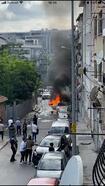 Beyoğlu'nda park halindeki otomobil alev alev yandı