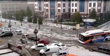 Ankara'yı bir kez daha sel, dolu vurdu! Yollar göle döndü, ev ve iş yerlerini su bastı