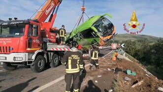 İtalya’da yolcu otobüsü şarampole yuvarlandı: 1 ölü, 14 yaralı
