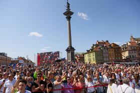 Polonya'da binlerce kişi sokaklara döküldü