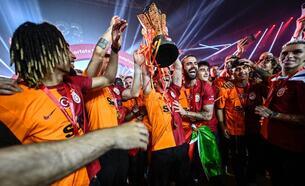 Şampiyonluk kutlamalarında Galatasaraylı futbolcular hangi şarkıyla sahneye çıktı?
