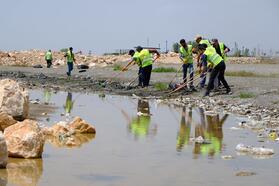 Van Gölü sahilinde 25 ton çöp toplandı