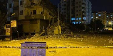 Diyarbakır’da, depremlerde hasar görüp yıkımına başlanan 7 katlı bina çöktü
