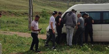 Kırıkkale'de ön teker aksı kopan otomobil, öğrenci servisine çarptı: 17 yaralı