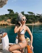 İspanya'ya uçan İrem Derici beyaz bikinisiyle güneşlendi