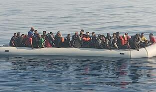 Yunanistan sahil güvenliği, göçmen botundaki 50 kişiyi kurtardı