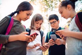 Okula cep telefonu getirmek yasaklandı mı 2023? MEB'den okullarda cep telefonu kullanımı kararı!