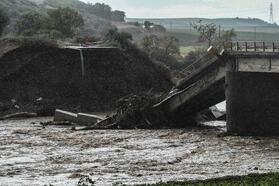 Yunanistan'da sel tehlikesi sürüyor: Köprü çöktü, yollarda hasar oluştu...