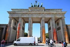 Almanya'da iklim aktivistleri sprey boyalarla Brandenburg Kapısı’nı hedef aldı