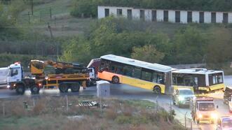 Başakşehir'de devrilen İETT otobüsü kaldırıldı