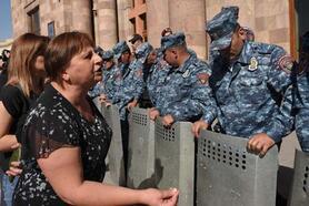 Erivan diken üstünde! Protestoların dozu artıyor