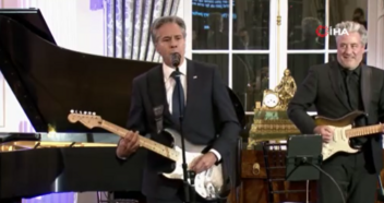 ABD Dışişleri Bakanı Blinken, gitar çalıp şarkı söyledi