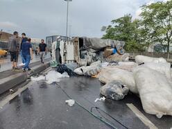 Küçükçekmece'de kamyonet devrildi: Trafik kilit