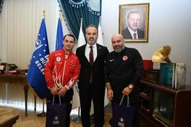 Bursa Büyükşehir Belediye Başkanı Aktaş Down sendromlu şampiyonları ağırladı
