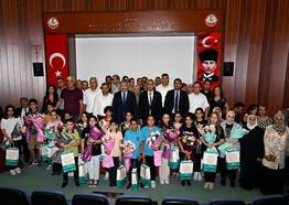 Bursluluk sınavında Türkiye 1’incisi olan 19 öğrenciye ödül