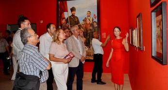 Ressam Samsonov'un '100 Yıllık Cumhuriyet' sergisi AKS'de açıldı