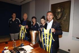 Fenerbahçe Kadın Basketbol Takımı, Süper Kupa'yı Ali Koç ve yöneticilere götürdü