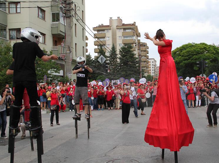 "Gezi"nin yıl dönümünde kırmızılı kadınlar yürüyüşü