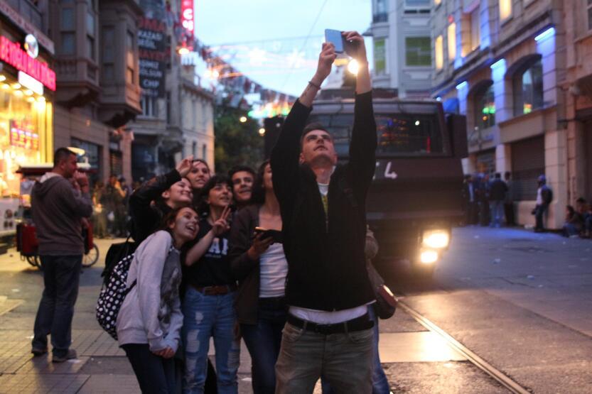 Eylemciler TOMA önünde selfie çekti