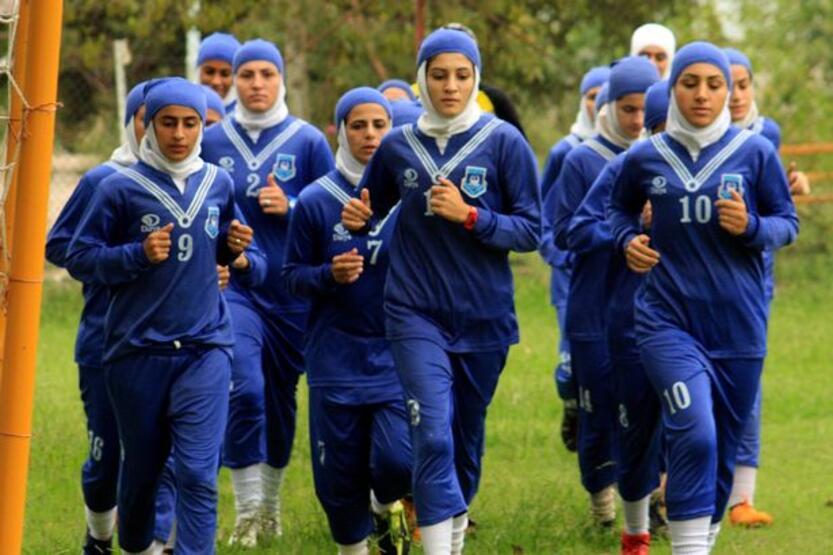 İran kadın futbol takımında 8 erkek futbolcu!