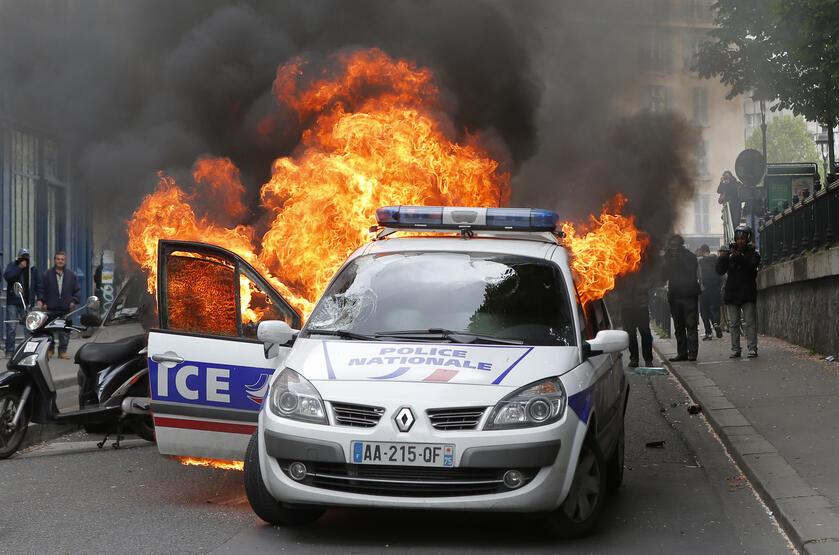 Fransa'da polisle göstericiler arasında şiddetli çatışmalar