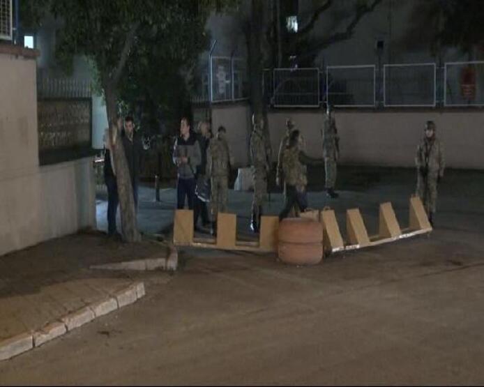 Zeytinburnu’nda askeri lojman önünde hareketli dakikalar