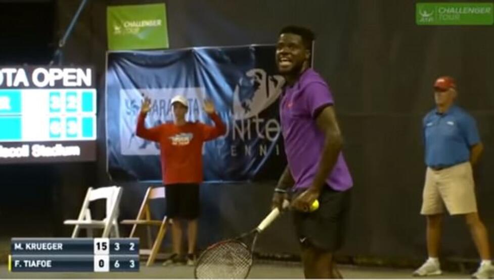 Gürültülü sevişen çift tenis maçına damgasını vurdu!