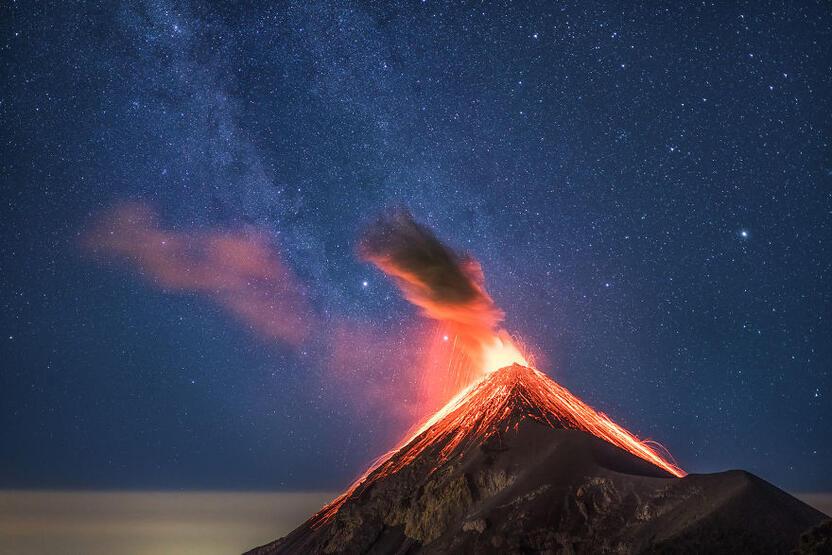 Guetemala'da Samanyolu altında patlayan yanardağı kamerada