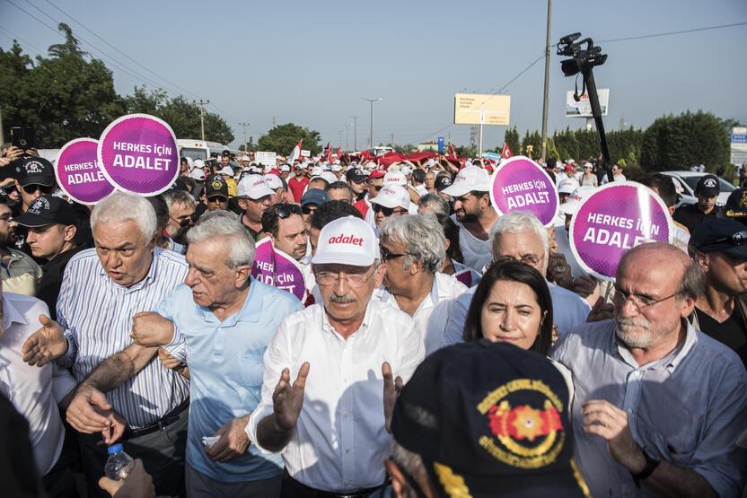 Adalet Yürüyüşü'ne katılan HDP'liler Kılıçdaroğlu ile birlikte yürüdü