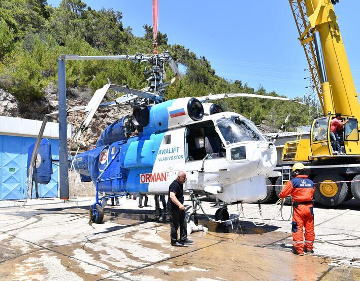 Baraja düşen yangın helikopteri çıkarıldı