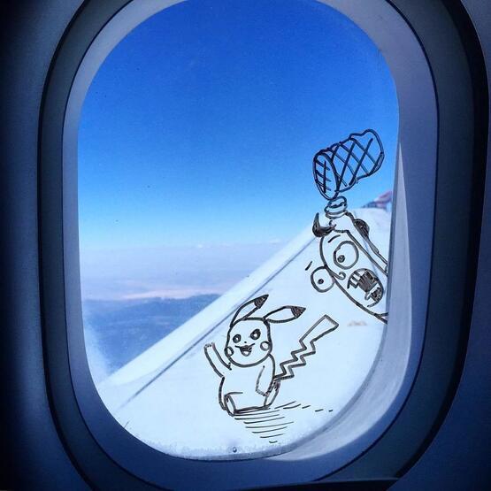 Uçağa her bindiğinde sanat eseri yaratıyor
